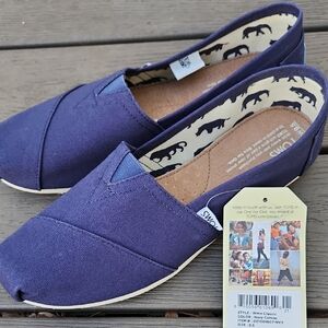 Toms Classic Slip-On Flats in Navy Canvas